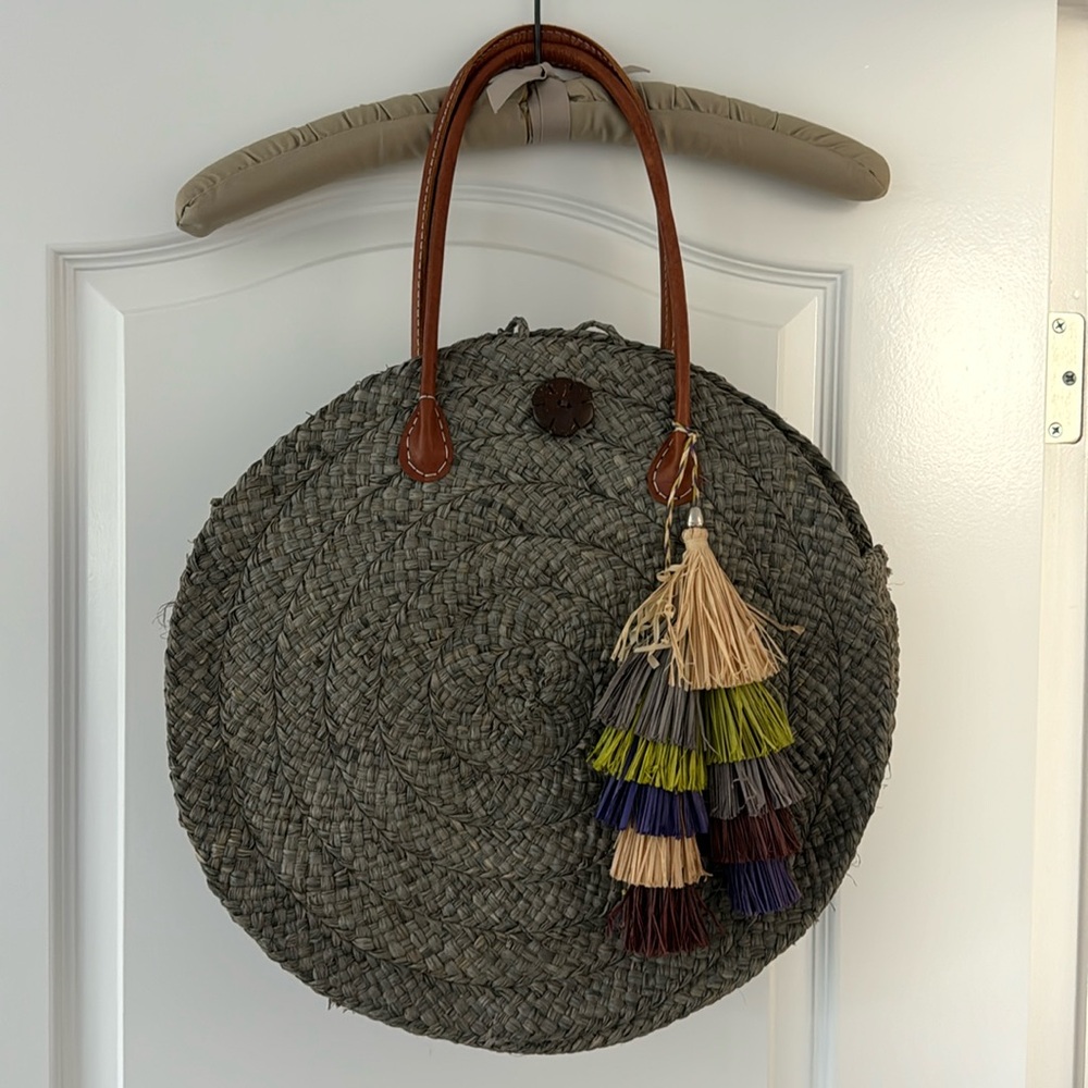 Large round raffia purse. Gray with fun tassels